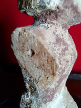 Figura egipcia de madera policromada.
