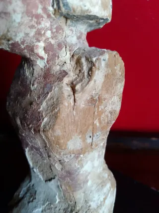 Figura egipcia de madera policromada.
