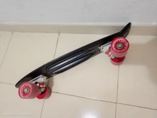 Monopatín Negro Ruedas Rojas