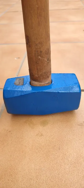 Maza de madera y metal azul