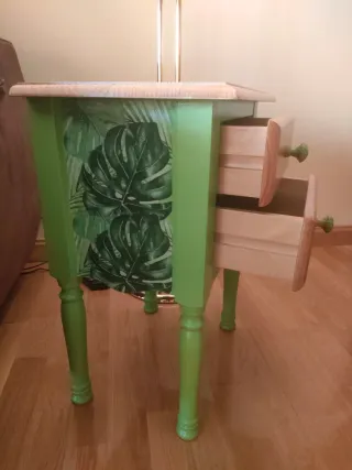 Mesita de madera de color verde