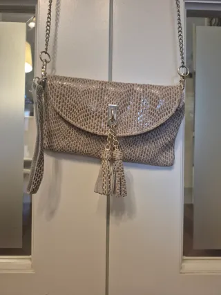 Bolso de mano beige y dorado