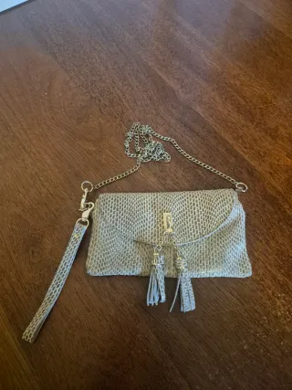 Bolso de mano beige y dorado