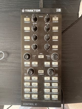 Controlador DJ NI Traktor Kontrol X1
