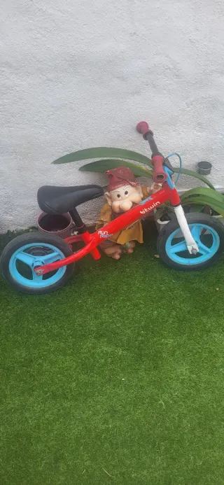 Bicicleta de equilibrio infantil roja