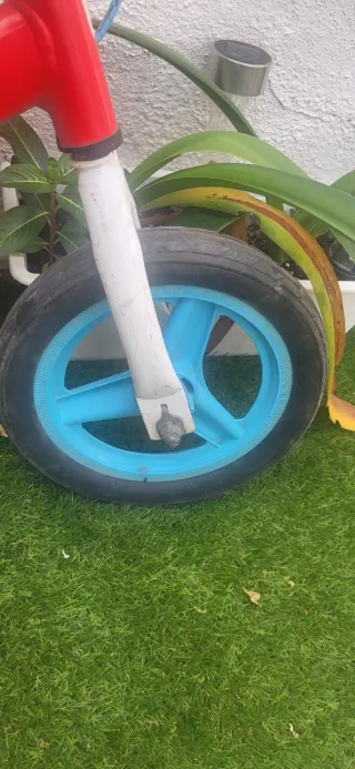 Bicicleta de equilibrio infantil roja