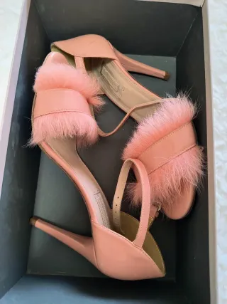 Sandalias de tacón rosa con plumas