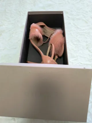 Sandalias de tacón rosa con plumas