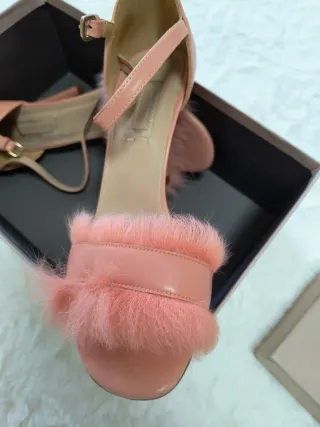 Sandalias de tacón rosa con plumas
