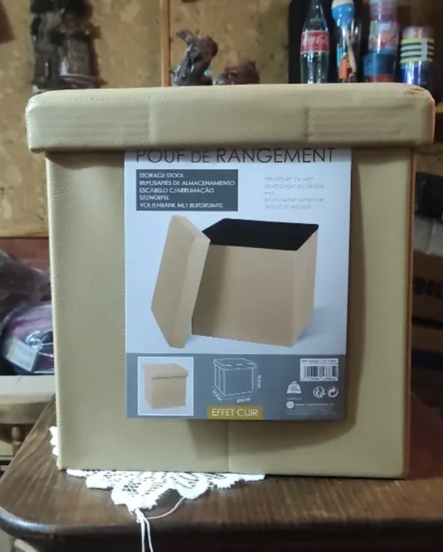 Pouf beige con contenitore effetto pelle