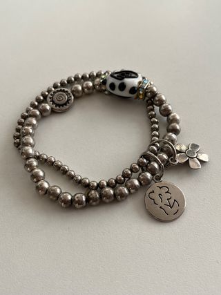 Pulsera elástica plateada con charms