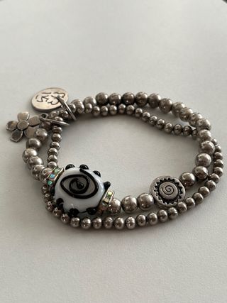 Pulsera elástica plateada con charms