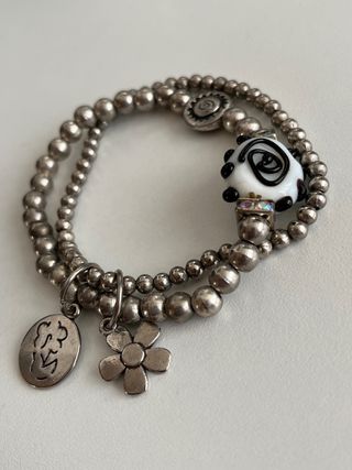 Pulsera elástica plateada con charms