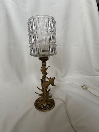 Lamparilla de bronce con tulipa de cristal
