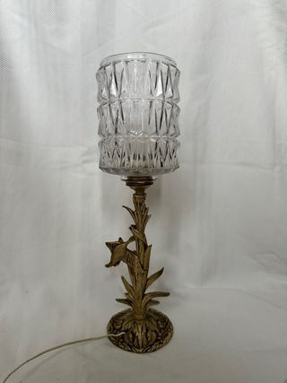 Lamparilla de bronce con tulipa de cristal