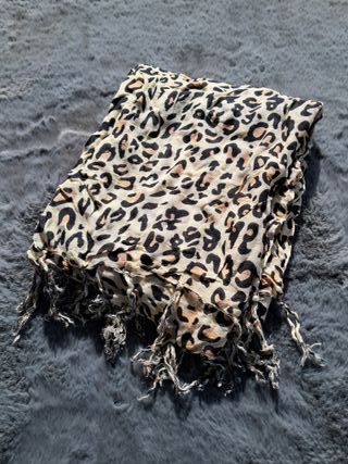 Sciarpa elegante leopardata – accessorio chic