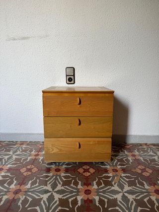 Mesita de noche de madera
