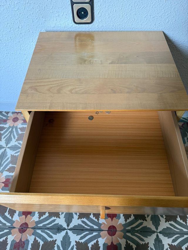 Mesita de noche de madera