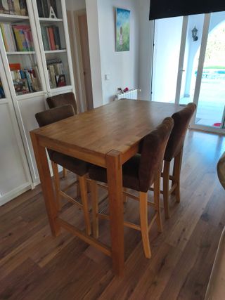 Tavolo alto in legno con 4 panche