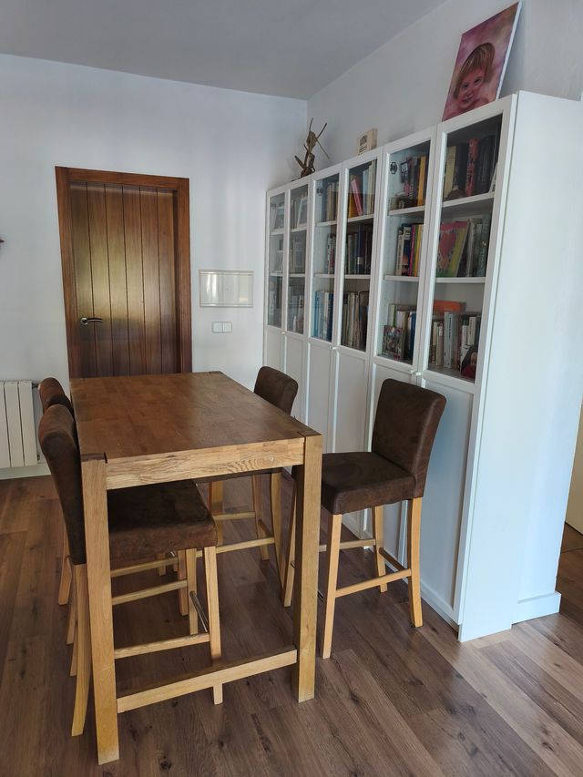 Tavolo alto in legno con 4 panche