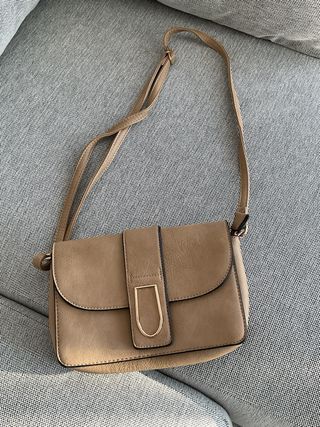 Bolso bandolera beige con detalle dorado
