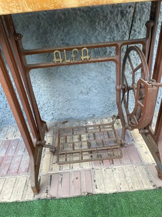 Máquina de coser antigua Alfa