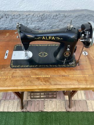 Máquina de coser antigua Alfa
