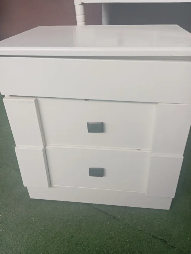 Mesita de noche de madera maciza