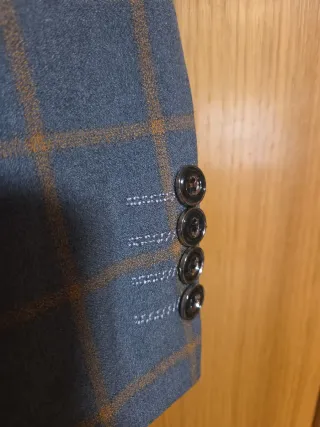 Traje de cuadros gris y naranja