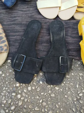 Sandalias planas negras con hebilla