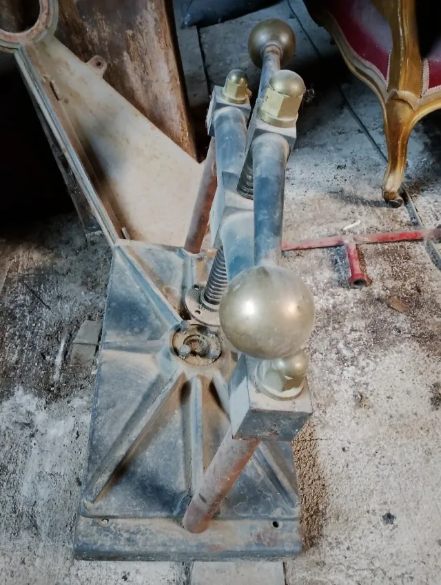 Antigua prensa de hierro