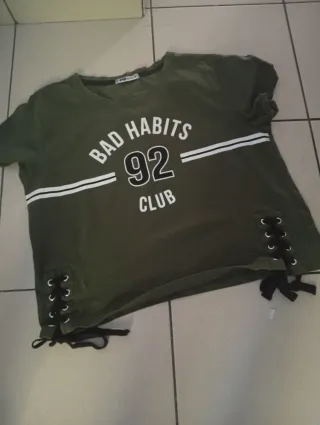 Camiseta verde con cordones juvenil