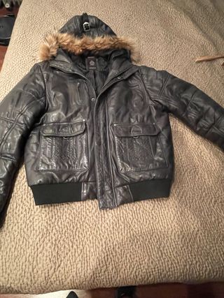 Chaqueta de cuero con capucha y pelo