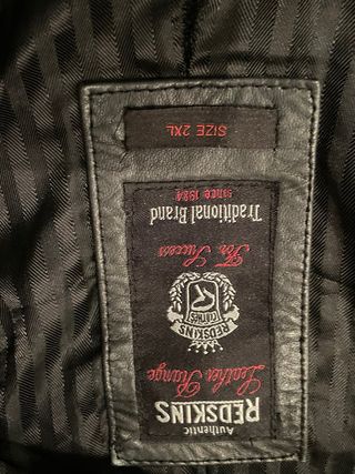 Chaqueta de cuero con capucha y pelo