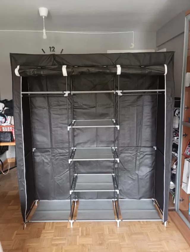 SPOGLIATOIO IN TESSUTO NERO