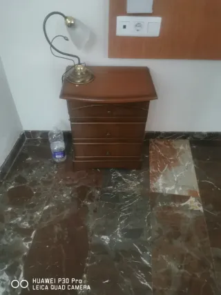 Mesita de noche de madera