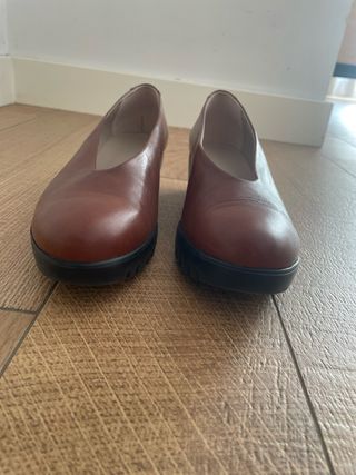 Zapatos de salón cuña Wonders marrones