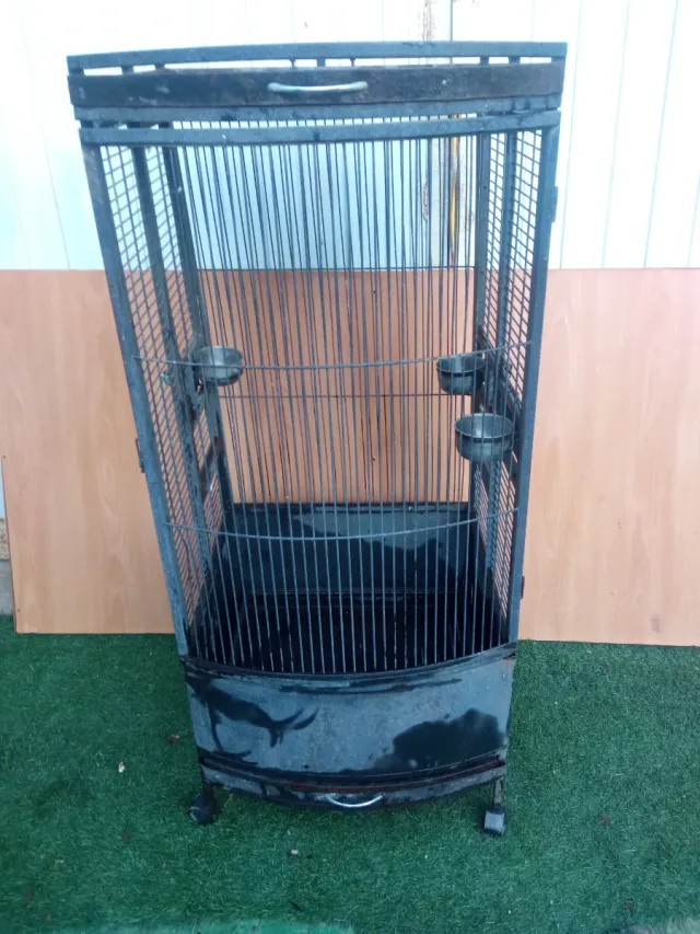 Jaula grande para pájaros con ruedas