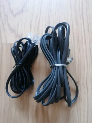 Cables de red y teléfono varios colores. 