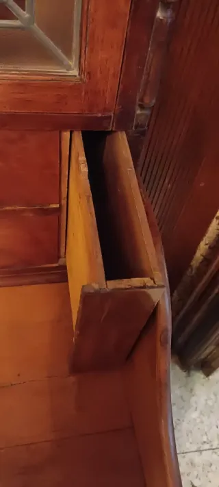 Escritorio antiguo de madera con vitrina