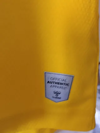 Camiseta UD Las Palmas firmada Hummel amarilla.
