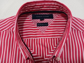 Camisa de rayas rojas y blancas de Tommy Hilfiger