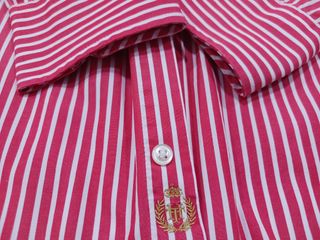 Camisa de rayas rojas y blancas de Tommy Hilfiger