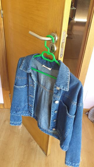 Chaqueta vaquera con flecos amplia 