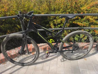 Bicicleta doble suspensión negra