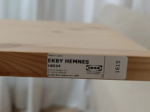 Estantería color roble y escuadras de madera negra