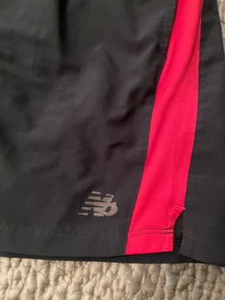 Shorts New Balance Negro y Rojo