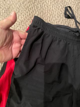 Shorts New Balance Negro y Rojo