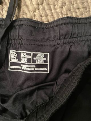 Shorts New Balance Negro y Rojo