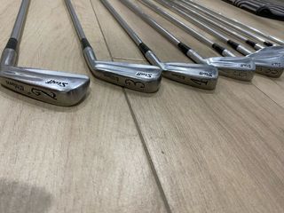 Lote palos de golf con carretilla.